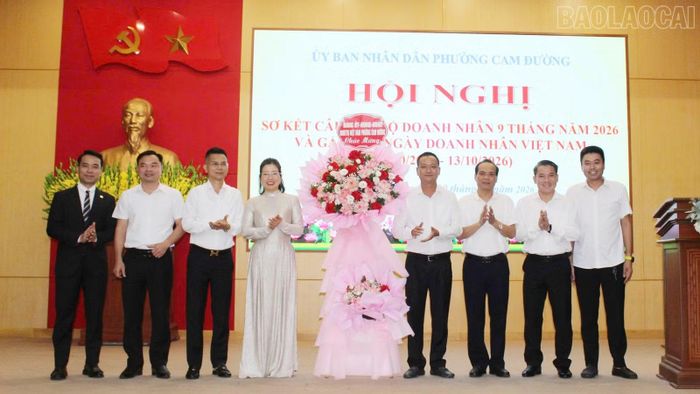 Lãnh đạo phường Cam Đường tặng hoa chúc mừng đại diện các doanh nghiệp nhân Ngày Doanh nhân Việt Nam.