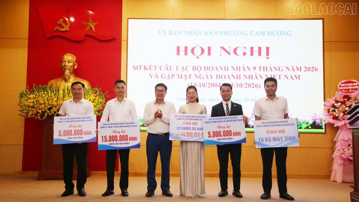 Đại diện các doanh nghiệp trao hỗ trợ hoạt động an sinh xã hội.