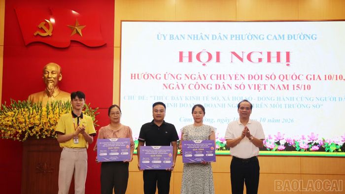 Trao các phần quà cho khu dân cư, hộ kinh doanh.