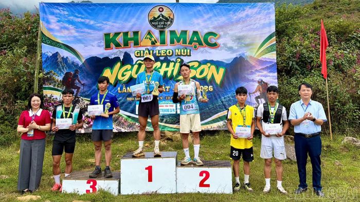 Ban tổ chức trao giải cho các vận động viên có thành tích xuất sắc ở các nội dung thi đấu.