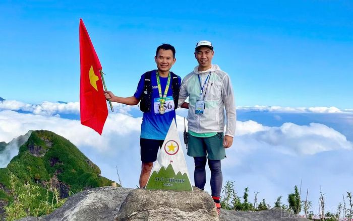 Các vận động viên chụp ảnh lưu niệm trên đỉnh Ngũ Chỉ Sơn.