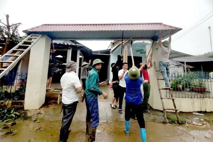 Người dân thôn Quang Minh, xã Đông Cuông tháo dỡ cổng, hiến đất mở rộng đường thôn.