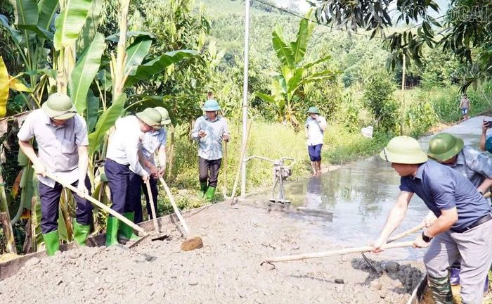 9 tháng năm 2026, xã Đông Cuông đã hoàn thành mở rộng 17 tuyến đường bê tông, tổng chiều dài hơn 10,5 km.