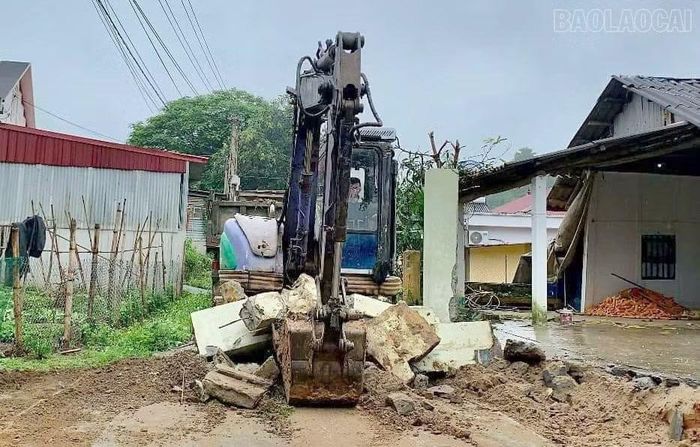 Người dân thôn Quang Minh tự nguyện hiến trên 3.750 m² đất để mở mới, mở rộng các tuyến đường.