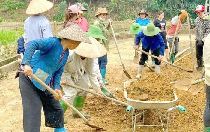Phong trào xây dựng đường giao thông nông thôn lan tỏa rộng khắp trên địa bàn xã Đông Cuông.