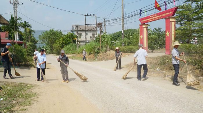 Người dân Châu Quế chung tay vệ sinh môi trường.