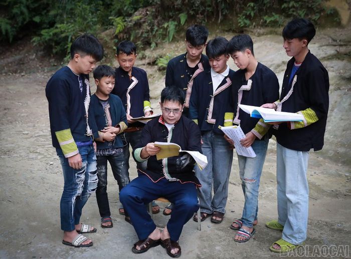 Điều đáng quý, ông Tẩn Vần Siệu luôn tận tâm truyền dạy chữ Nôm Dao mà không thu bất kỳ khoản học phí nào.