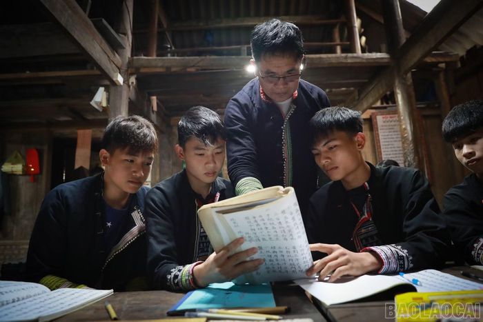  Không chỉ tâm huyết với công việc truyền dạy, Nghệ nhân Nhân dân Tẩn Vần Siệu còn dành nhiều công sức cho việc sưu tầm, bảo tồn sách cổ. Từ đó, biên soạn nội dung giảng dạy phù hợp với từng đối tượng học viên. 