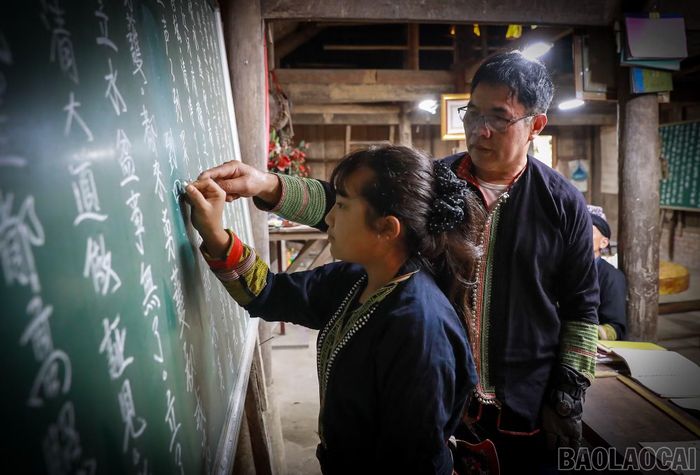 Dẫu điều kiện còn giản dị, lớp học vẫn được duy trì, thu hút nhiều thế hệ học viên đến học chữ Nôm Dao.