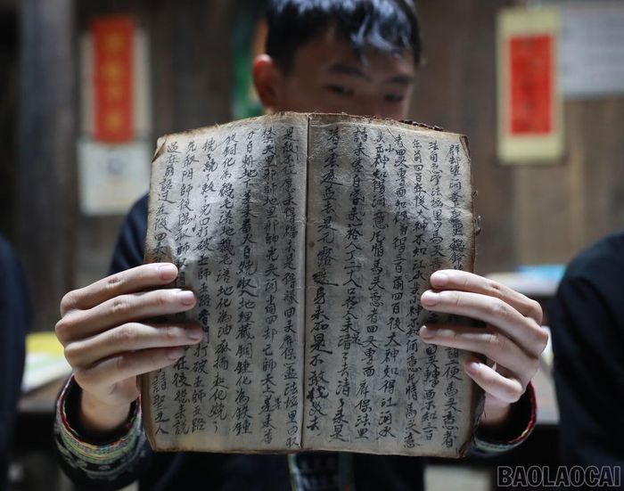  Hiện ông đang lưu giữ hơn 40 bộ sách quý viết bằng chữ Nôm Dao. 
