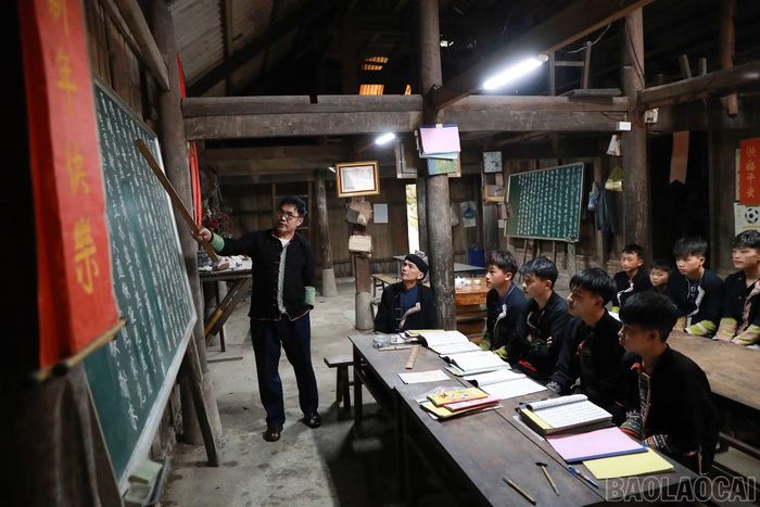  Nghệ nhân Nhân dân Tẩn Vần Siệu chia sẻ: “Trước nguy cơ mai một tiếng nói, chữ viết và bản sắc văn hóa dân tộc, tôi luôn trăn trở nên quyết định mở lớp truyền dạy chữ Nôm Dao. Mong muốn của tôi là giữ được tiếng nói và chữ viết, đồng thời giáo dục đạo lý, giúp thế hệ trẻ hiểu cách sống, cách làm người”. 