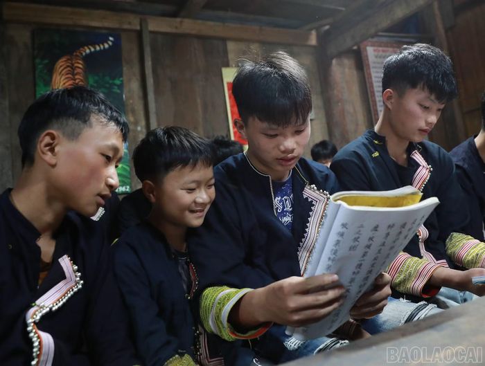  Học viên say sưa tập đọc chữ Nôm Dao. 