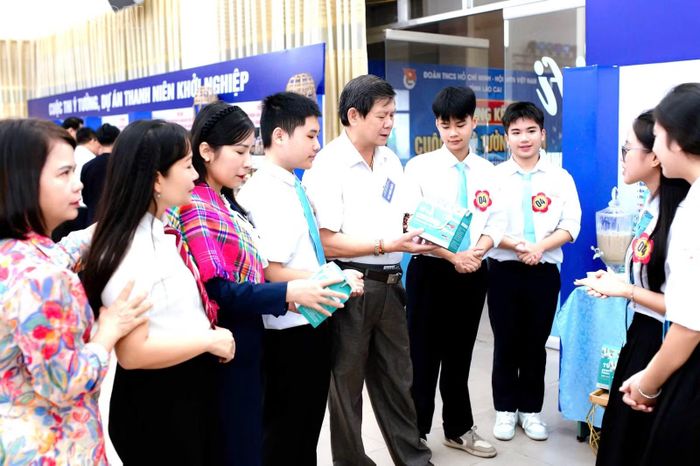 Đại diện Ban giám khảo trò chuyện cùng Nhóm dự án tại cuộc thi.