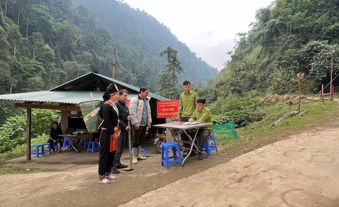Thành viên Tổ bảo vệ rừng thôn Khe Păn cùng cán bộ kiểm lâm trực chốt, tuyên truyền, nhắc nhở người dân chấp hành quy định, không xâm hại rừng.