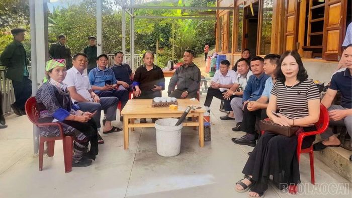 Đoàn đi tham quan mô hình du lịch cộng đồng tại thôn Bản Pho.