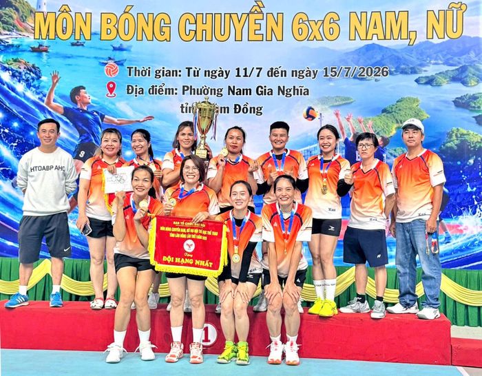 Môn bóng chuyền được tổ chức tại phường Nam Gia Nghĩa. Trong ảnh, đội bóng nữ Cụm 5 giành Cúp vô địch bóng chuyền đại hội
