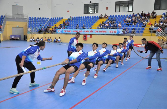 Đoàn Sở Giáo dục và Đào tạo Lâm Đồng thi đấu xuất sắc, dẫn đầu bảng xếp hạng đại hội năm nay. Trong ảnh, đội kéo co nam Sở Giáo dục và Đào tạo Lâm Đồng trong một trận thi đấu