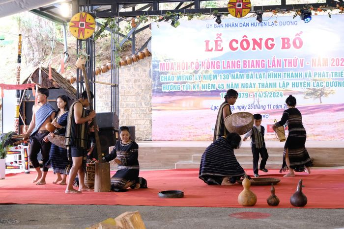 Đồng bào dân tộc K’ho ở phường Lang Biang - Đà Lạt tham gia chương trình Mùa hội cỏ hồng