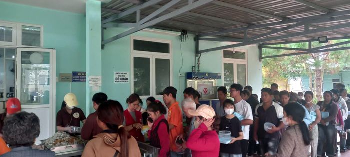 Nhiều bệnh nhân xếp hàng nhận suất ăn miễn phí