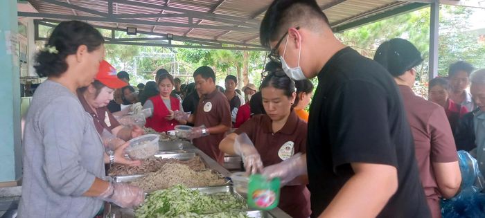 Nhiều sắc áo cùng chung tay chăm lo bữa ăn cho bệnh nhân khó khăn tại Bệnh viện II Lâm Đồng