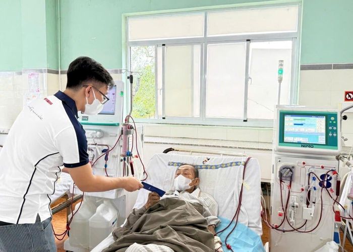 Bên cạnh ủng hộ bếp ăn, nhà hảo tâm còn tặng quà cho bệnh nhân khó khăn tại Bệnh viện II Lâm Đồng