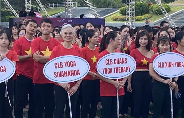 Cô Đỗ Thị Én tham dự các hoạt động ngày quốc tế Yoga diễn ra tại Quảng trường Lâm Viên