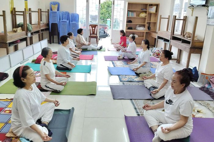 Lớp học Yoga miễn phí dành cho phụ nữ cao tuổi của cô Đỗ Thị Én diễn ra vào mỗi buổi sáng tại hội trường tổ dân phố Trần Quý Cáp