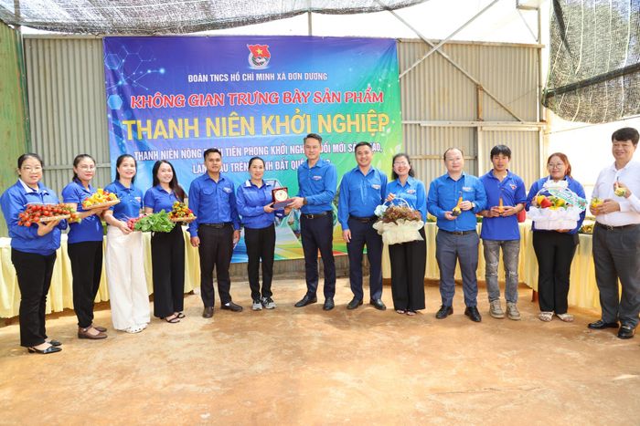 Trung ương Đoàn TNCS Hồ Chí Minh thăm "Không gian trưng bày sản phẩm thanh niên khởi nghiệp xã Đơn Dương" và tặng quà đoàn viên, thanh niên
