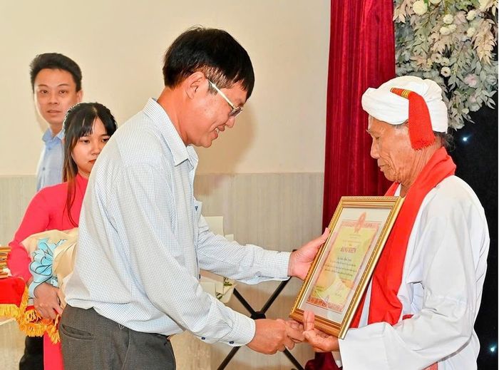 Sư cả Đoàn Minh Duyên nhận Bằng khen của UBND tỉnh Lâm Đồng vì có thành tích xuất sắc trong công tác dân vận, tuyên truyền vùng đồng bào dân tộc thiểu số