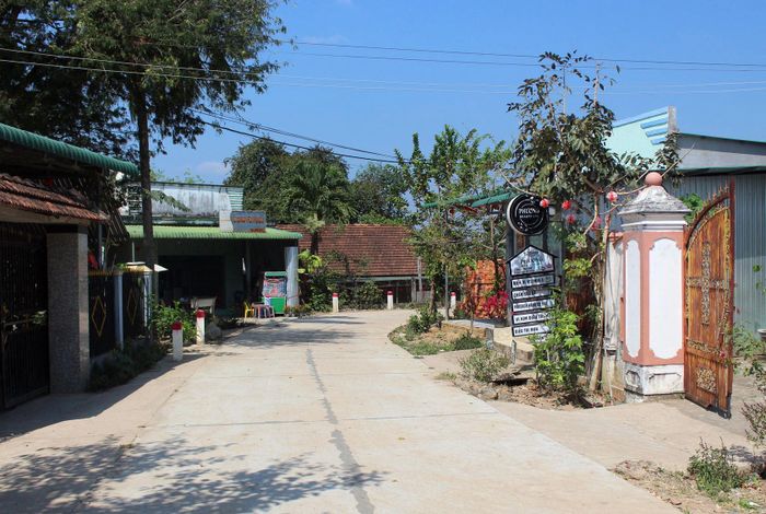 Những con đường bê tông ở xã Đông Giang được hình thành có đóng góp rất lớn của người có uy tín