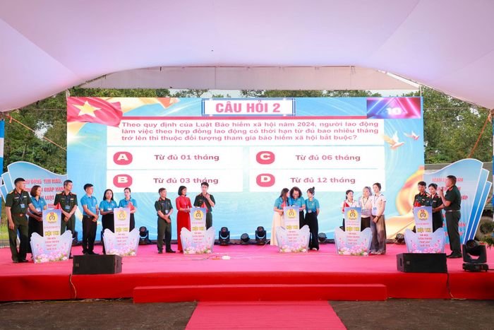 Các đội tham gia phần thi kiến thức pháp luật với các nội dung về pháp luật như: Luật Lao động, Luật Công đoàn, Luật đất đai; các nghị định, thông tư về pháp luật liên quan