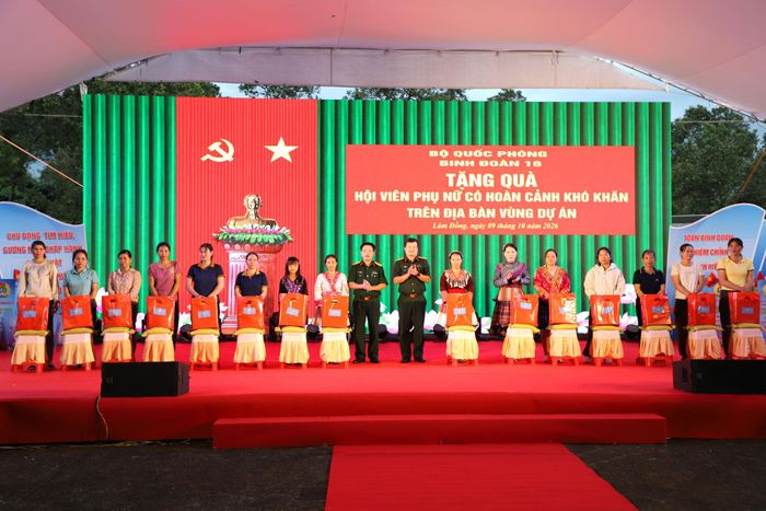 Binh đoàn 16 và các đơn vị trao quà tặng cho hội viên phụ nữ và bà con có hoàn cảnh khó khăn trên địa bàn xã Quảng Tân