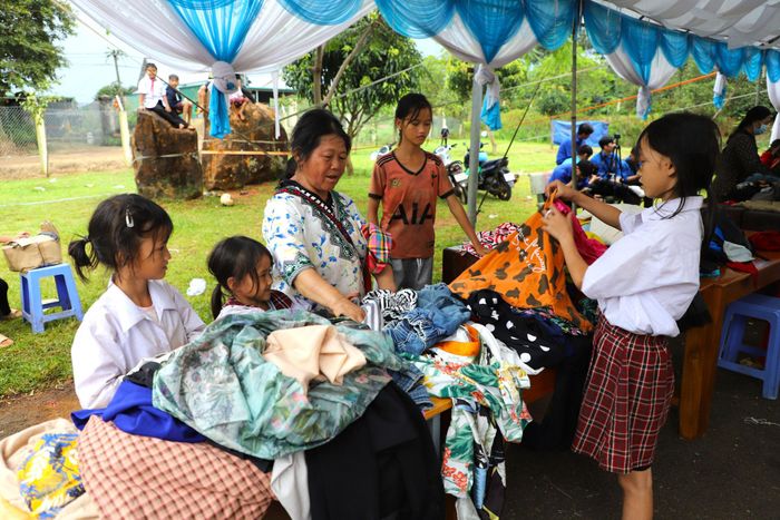 Sáng cùng ngày, các đoàn kinh tế - quốc phòng tổ chức “Gian hàng 0 đồng” cho bà con trên địa bàn xã Quảng Tân