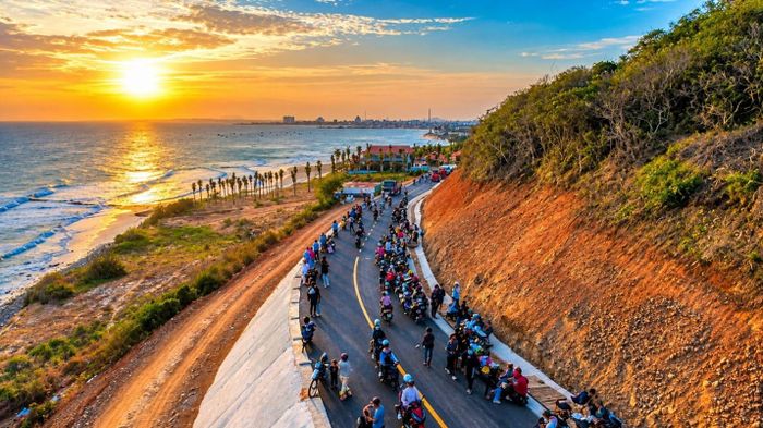 Mỗi chiều Dốc Hoàng Hôn thu hút rất đông du khách và người dân địa phương đến chụp ảnh.