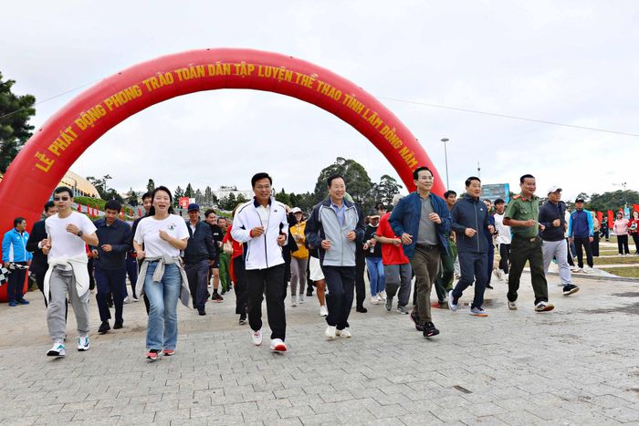 Chủ tịch UBND tỉnh Lâm Đồng Hồ Văn Mười cùng các đại biểu tham gia chạy hưởng ứng phong trào sáng nay
