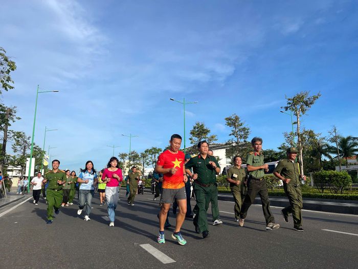 Đông đảo cán bộ, người dân phường Phan Thiết tham gia chạy hưởng ứng lễ phát động