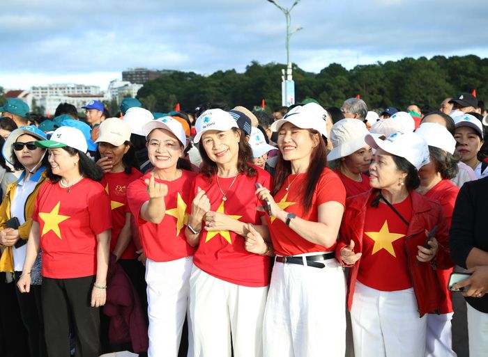 Bà Nguyễn Thị Thanh Bình (thứ 3 từ phải qua) cùng với mọi người tham gia lễ phát động