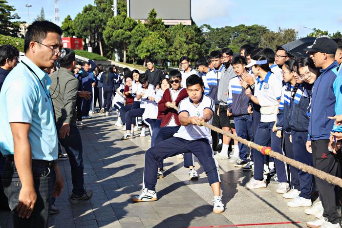 Sau lễ phát động, nhiều hoạt động thể thao kéo co, nhảy bao bố diễn ra sôi nổi thu hút đông đảo học sinh tham gia