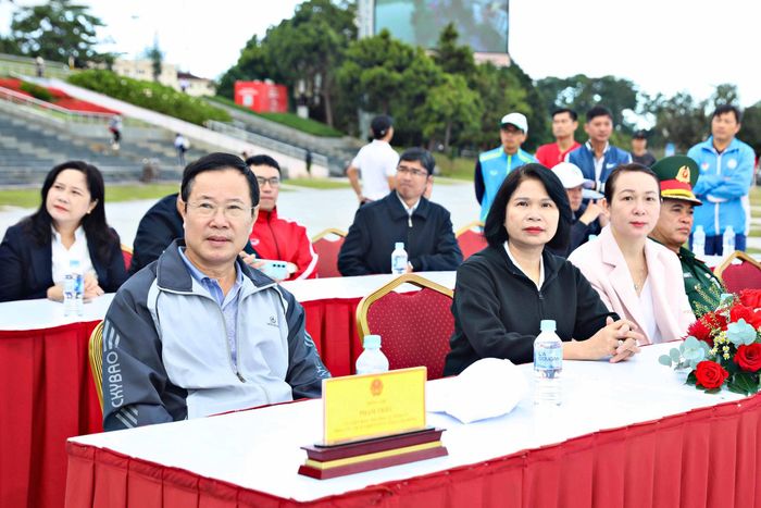 Đồng chí Phạm Triều, Ủy viên Ban Thường vụ Tỉnh ủy, Phó Chủ tịch Thường trực Ủy ban MTTQ Việt Nam tỉnh (bên trái) và lãnh đạo các sở, ngành tham dự lễ phát động sáng nay