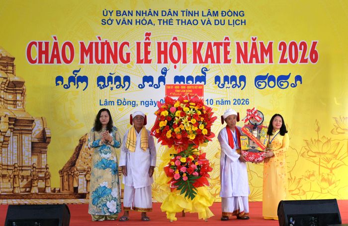 Lãnh đạo tỉnh tặng quà và hoa chúc mừng Hội đồng chức sắc Bàlamôn giáo tỉnh Lâm Đồng và đồng bào Chăm nhân dịp Lễ hội Katê năm 2026