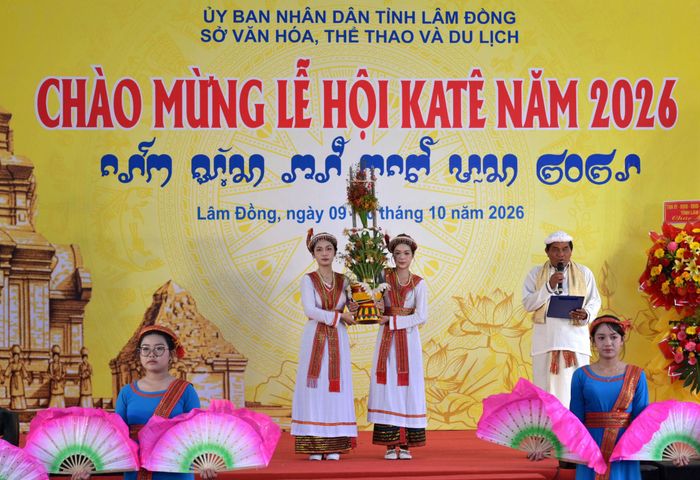 Dưới sự điều hành của các chức sắc tôn giáo, lễ rước y trang của Nữ thần diễn ra nghiêm trang