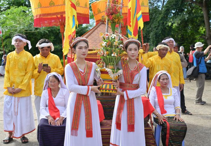Chuẩn bị thực hiện nghi lễ Nghinh rước trang phục của Nữ thần Pô Sah Inư
