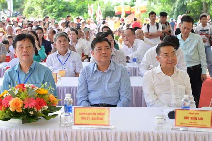 Đồng chí Tôn Thiện San, Tỉnh ủy viên, Giám đốc Sở Văn hóa, Thể thao và Du lịch tỉnh (ngoài cùng bên phải) cùng các đại biểu tham gia khai mạc Lễ hội Katê năm 2026