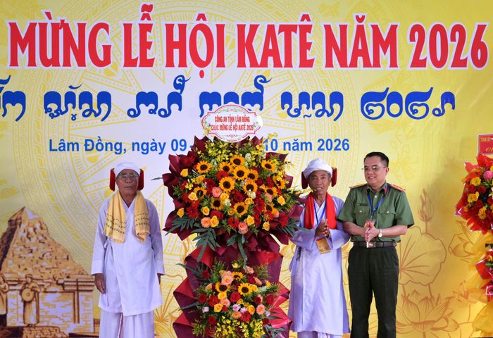 Đại tá Huỳnh Ngọc Liêm, Phó Giám đốc Công an tỉnh tặng hoa chúc mừng Hội đồng chức sắc Bàlamôn giáo tỉnh Lâm Đồng