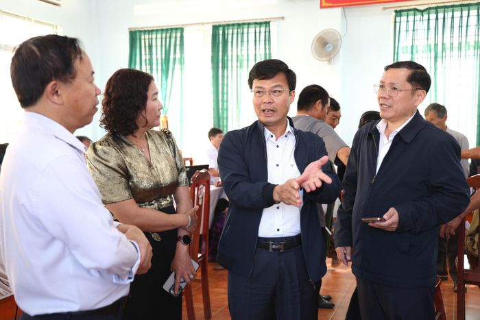 Đồng chí Đinh Văn Tuấn, Tỉnh ủy viên, Phó Chủ tịch UBND tỉnh Lâm Đồng trao đổi với lãnh đạo xã Phú Sơn Lâm Hà về công tác tổ chức, phục vụ người dân đến khám sức khỏe. (Ảnh: Tuấn Linh)