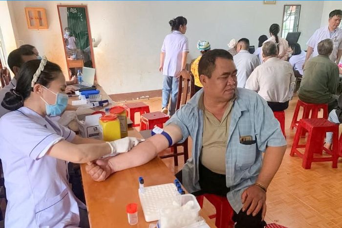 Người dân xã Đắk Mil tham gia khám sức khỏe định kỳ, khám sàng lọc miễn phí