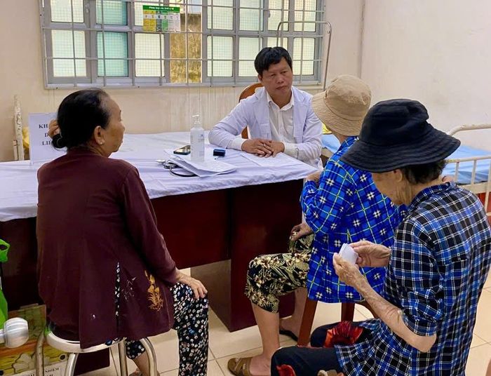 Người dân phường Phan Thiết tham gia khám sức khỏe định kỳ, khám sàng lọc miễn phí. (Ảnh: Kiều Hằng)