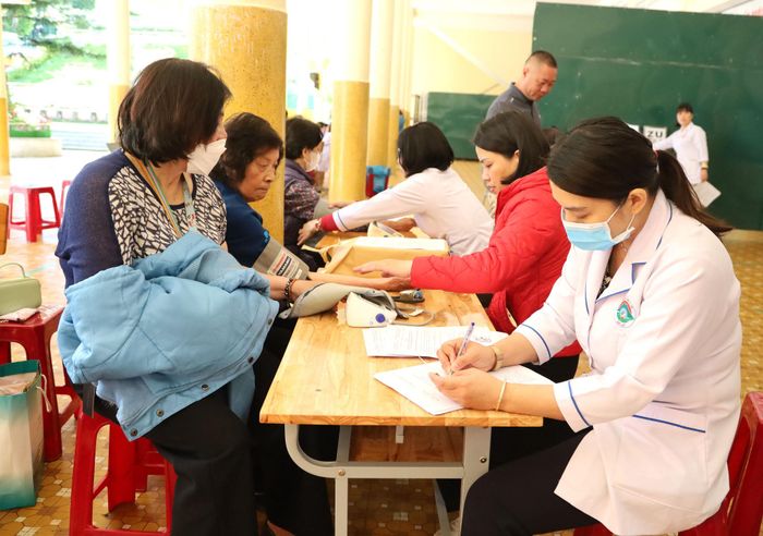 Người dân phường Xuân Hương - Đà Lạt tham gia khám sức khỏe định kỳ, khám sàng lọc miễn phí. (Ảnh: Linh Thư)
