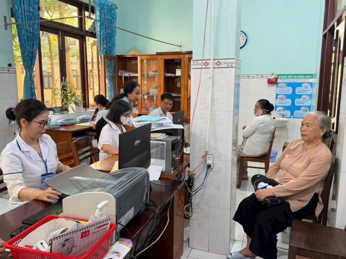 Người dân Đặc khu Phú Quý tham gia khám sức khỏe định kỳ, khám sàng lọc miễn phí. (Ảnh: Nguyễn Lương)