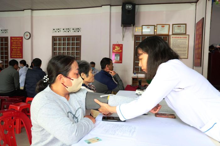 Đội ngũ cán bộ y tế phường Lâm Viên - Đà Lạt tận tình thăm khám sức khỏe cho người dân. (Ảnh: Tuấn Linh)